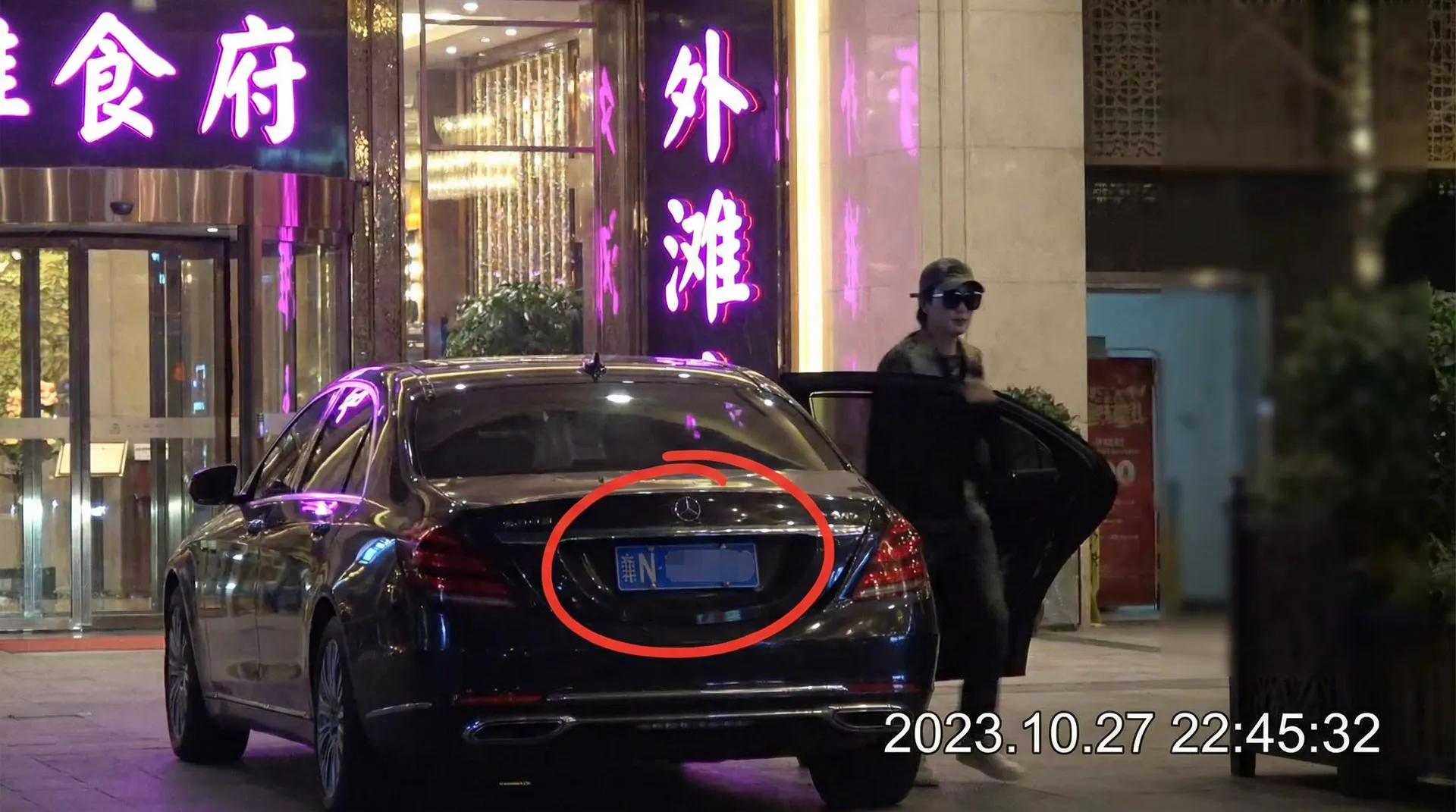 半岛综合体育网址 - 豪车餐厅外偷拍